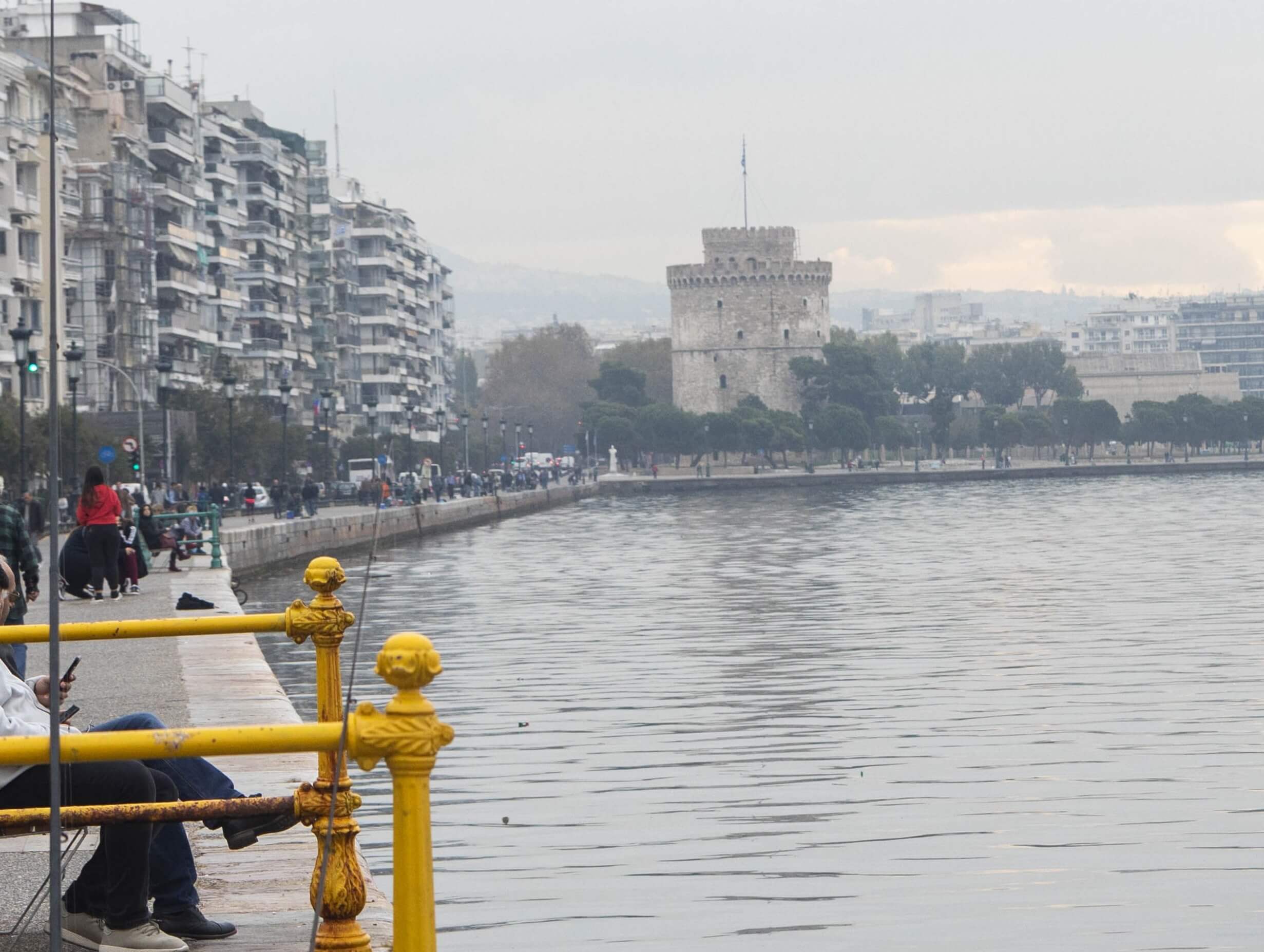 Ημίγυμνη γυναίκα έπεσε στο Θερμαϊκό