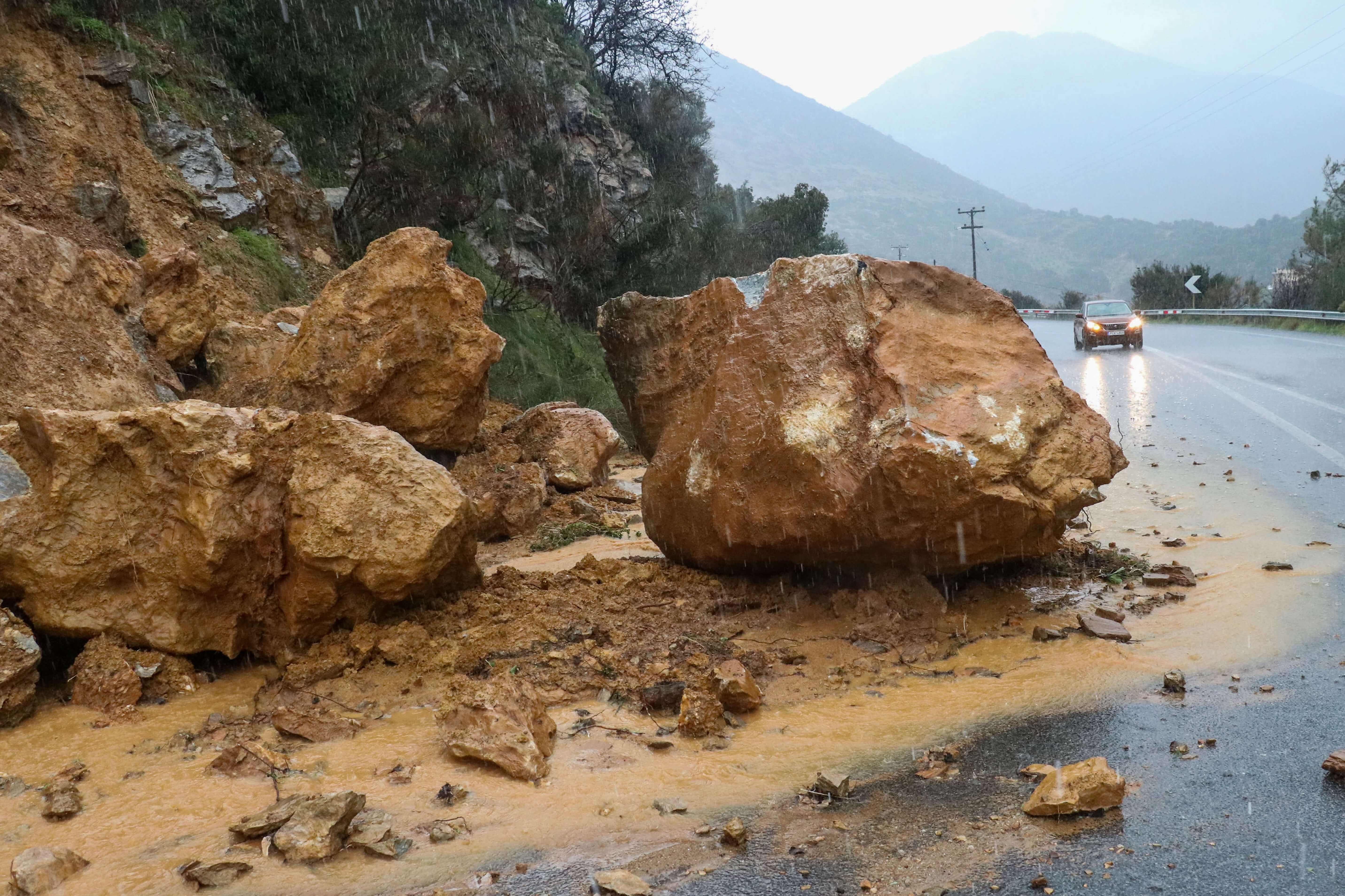 Τρίκαλα: Πτώσεις βράχων και ισχυρές χιονοπτώσεις στα ορεινά