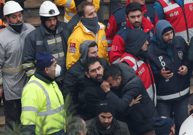 Κωνσταντινούπολη: Στους 17 οι νεκροί από την κατάρρευση πολυκατοικίας | Newsit.gr Κωνσταντινούπολη: Στους 17 οι νεκροί από την κατάρρευση πολυκατοικίας | Newsit.gr