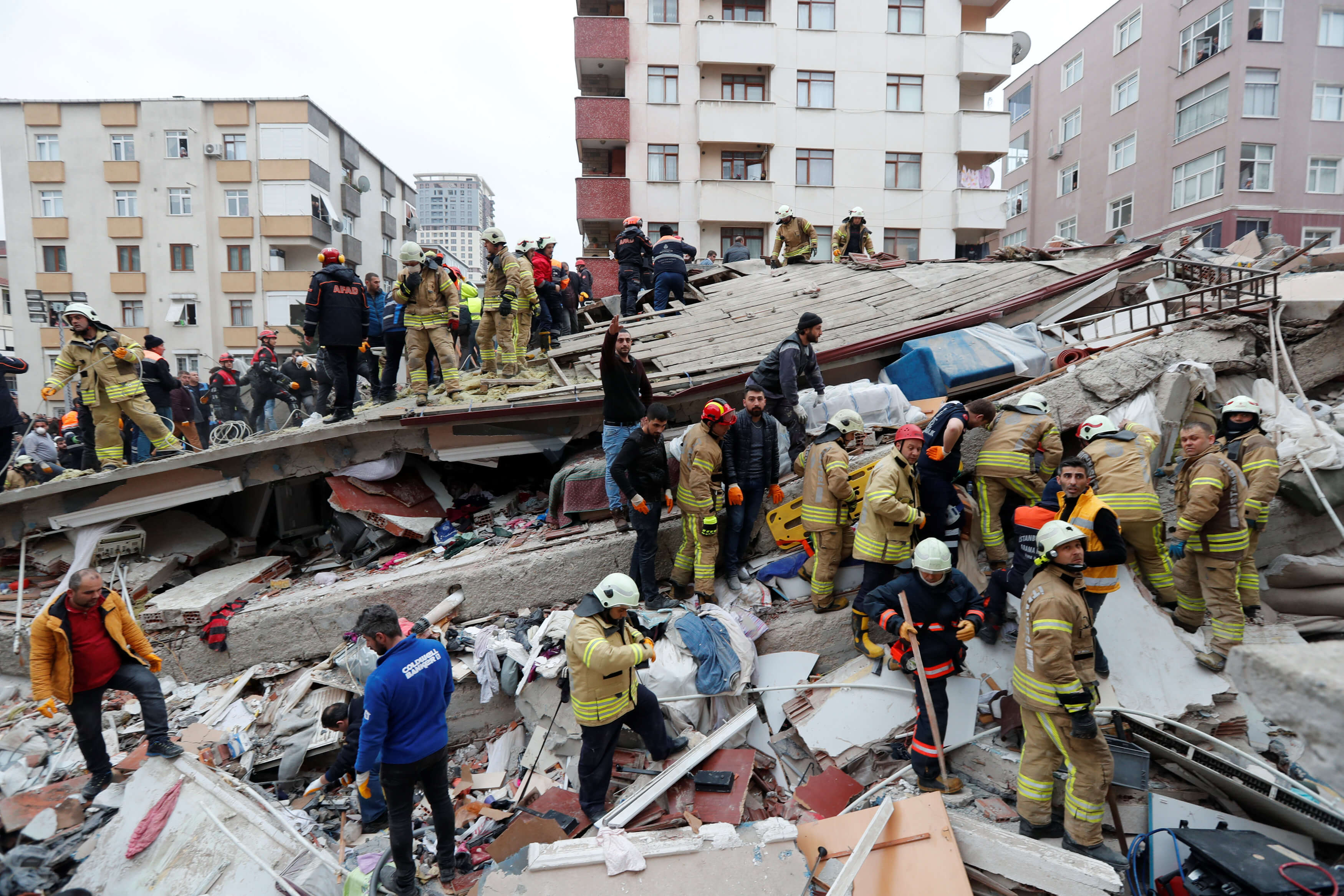 Βίντεο ντοκουμέντο: Η κατάρρευση του 8ώροφου κτιρίου στην Κωνσταντινούπολη!