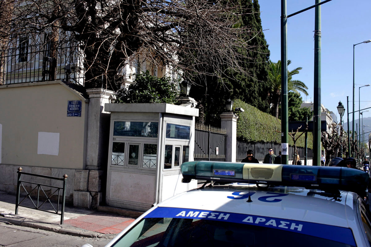 Επίθεση αντιεξουσιαστών με μπογιές στην Ιταλική πρεσβεία