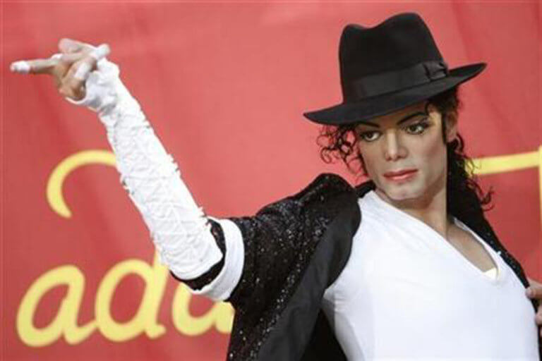 Michael Jackson… για πάντα! Εμπορικό κέντρο αποφάσισε να μην απομακρύνει τελικά το ομοίωμά του | Newsit.gr Michael Jackson… για πάντα! Εμπορικό κέντρο αποφάσισε να μην απομακρύνει τελικά το ομοίωμά του | Newsit.gr