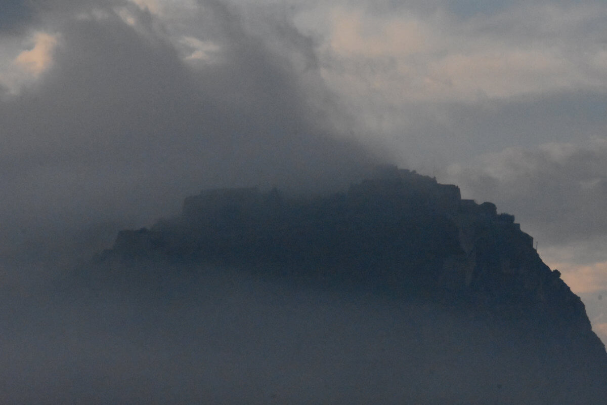 Καιρός: Σκηνές βγαλμένες… από θρίλερ το Σάββατο – Ομίχλη… παντού πριν “χαμογελάσει” ο ήλιος