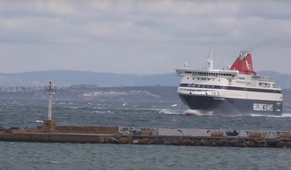 Χίος: Η μανούβρα του πλοίου στο λιμάνι – Η κίνηση του καπετάνιου που θα θυμούνται για καιρό [vid]