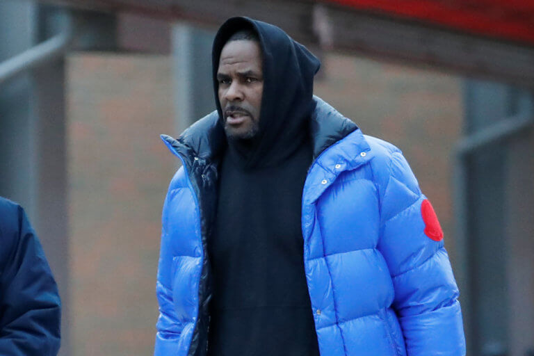 R. Kelly: Ελεύθερος με εγγύηση ο τραγουδιστής που κατηγορείται για σεξουαλική κακοποίηση ανήλικων