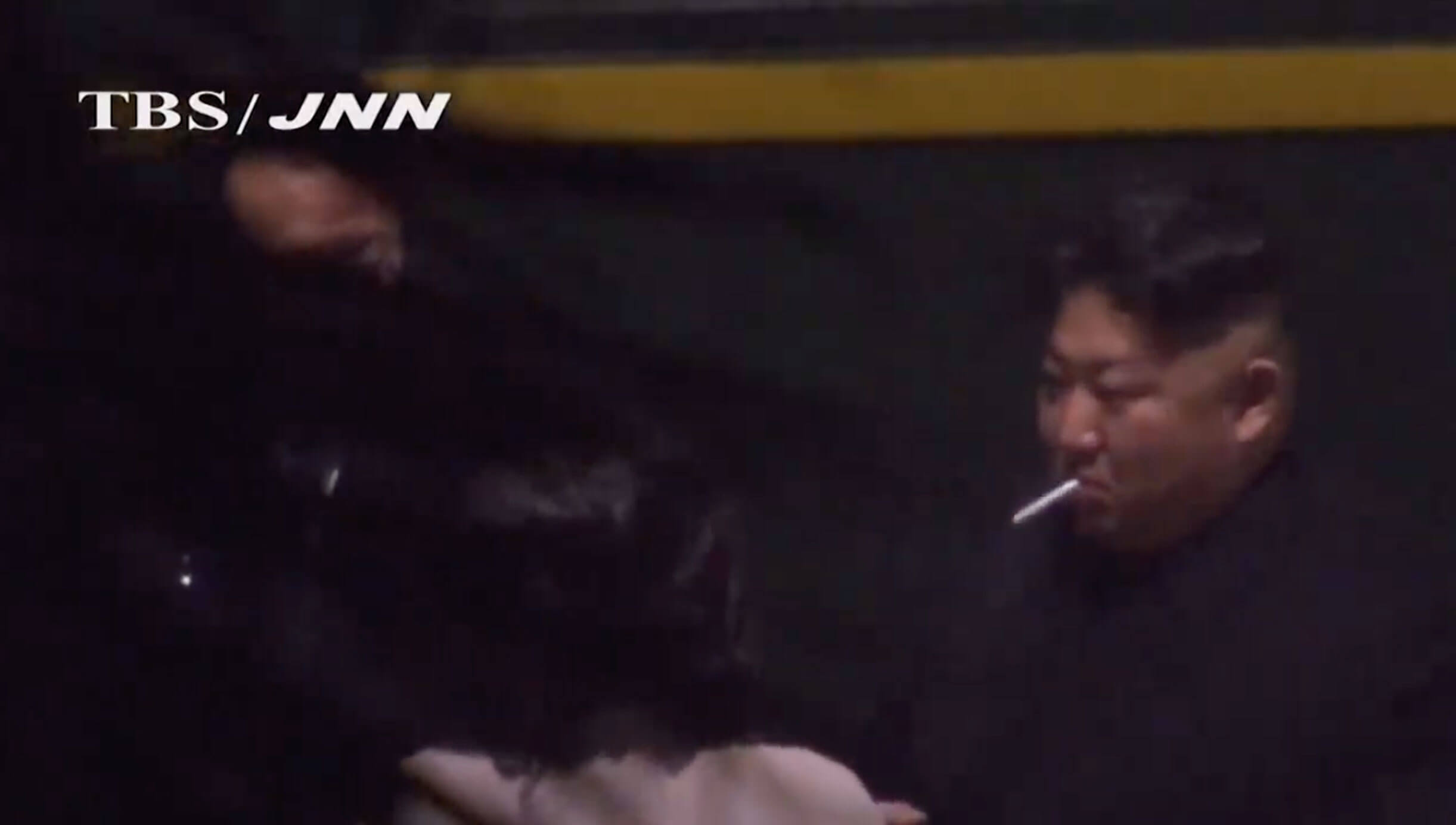 Θεριακλής ο Κιμ Γιονγκ Ουν – Σταμάτησε το τρένο (του) για να κάνει τσιγάρο – video