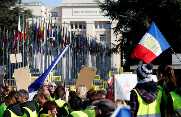 Τα “κίτρινα γιλέκα”… μετακόμισαν στην Ελβετία για διαμαρτυρηθούν για την αστυνομική βία στη Γαλλία