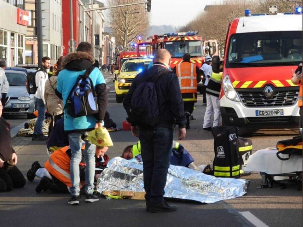 Κίτρινα γιλέκα: Αυτοκίνητο έπεσε πάνω σε διαδηλωτές – Τρεις τραυματίες [pics]