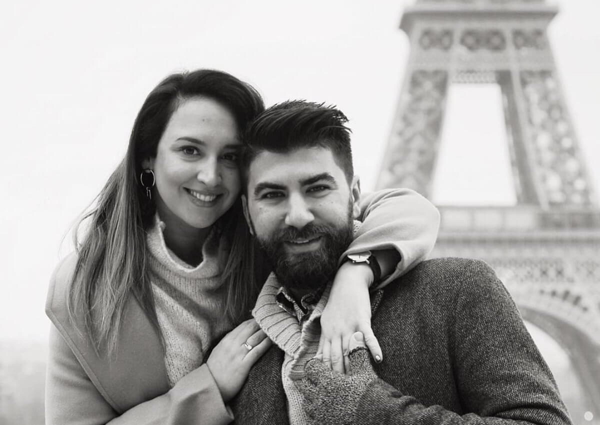 Η Κλέλια Πανταζή πήγε στο Παρίσι με τον σύζυγό της και διάβασε το «Σ’ αγαπώ» σε 250 γλώσσες! (pic)