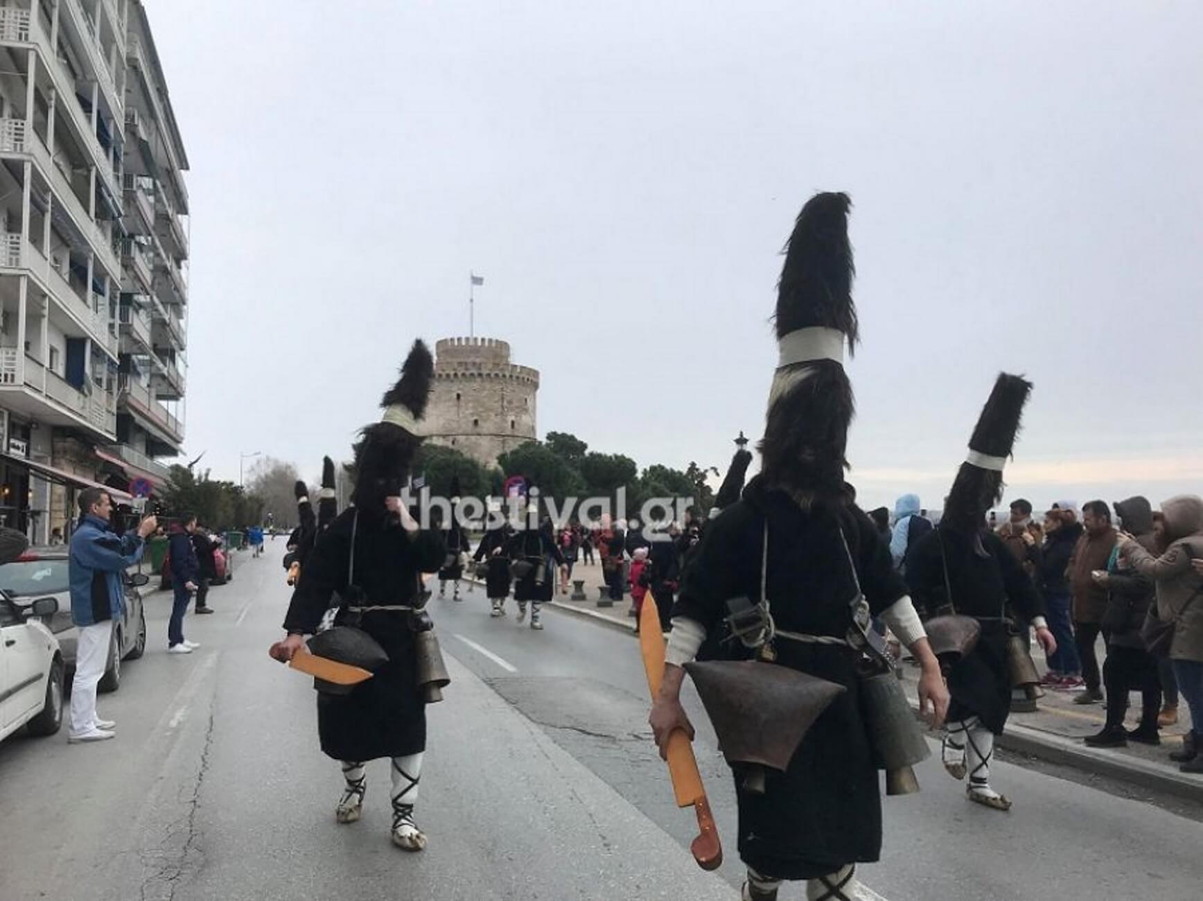 Θεσσαλονίκη: Ξεσήκωσαν την παραλία με τις κουδούνες τους – Μαγνήτισαν τα βλέμματα οι στολές τους – video