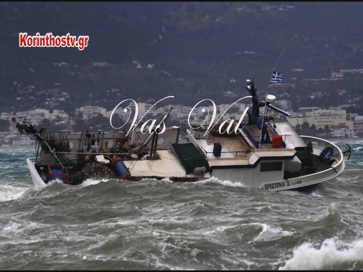 Κόρινθος: Μάχη με τα κύματα δίνουν οι ψαράδες! Εντυπωσιακές φωτογραφίες