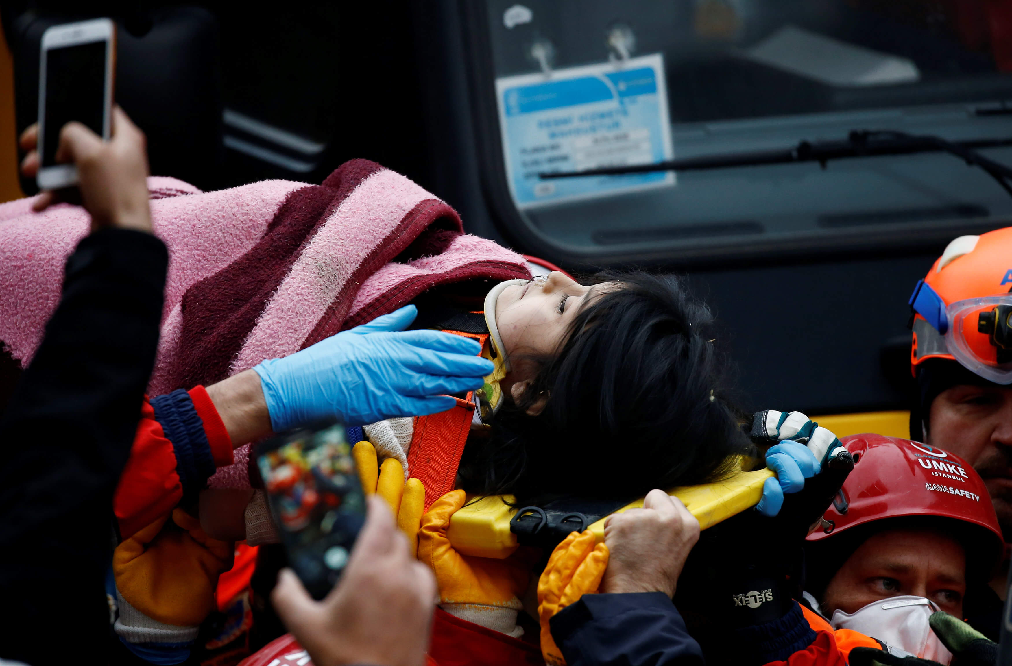 Κωνσταντινούπολη: Θαύμα! Κοριτσάκι ανασύρθηκε ζωντανό από τα ερείπια του κτιρίου που κατέρρευσε [pics, video]