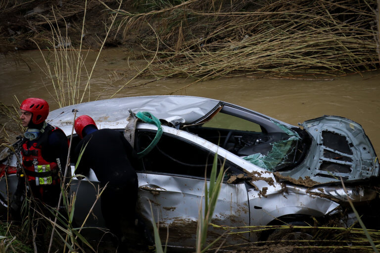 Έτσι βρέθηκε το αυτοκίνητο με τους 4 νεκρούς στην Κρήτη - Ήταν σε λακούβα βάθους τριών μέτρων! Στα μαύρα όλο το νησί