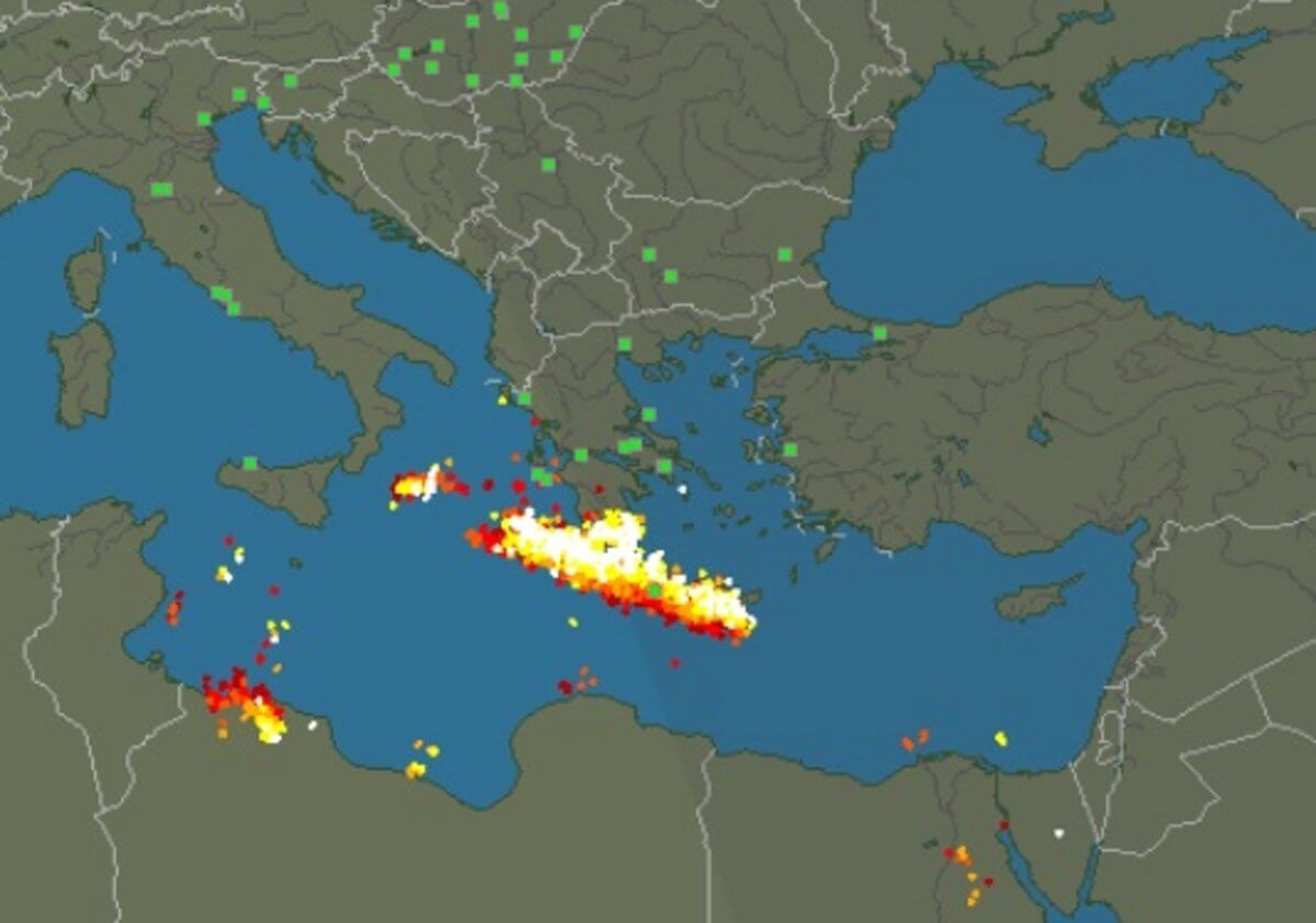 Κρήτη: Απίστευτες εικόνες με βροχή κεραυνών – Αφρικανική σκόνη κάλυψε το Ηράκλειο [pics]