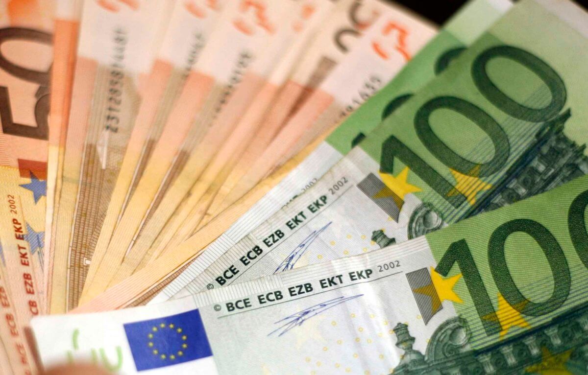 Bloomberg: Δυο χαρτοφυλάκια κόκκινων δανείων ύψους 3,5 δισ. ευρώ πουλάει η Alpha Bank