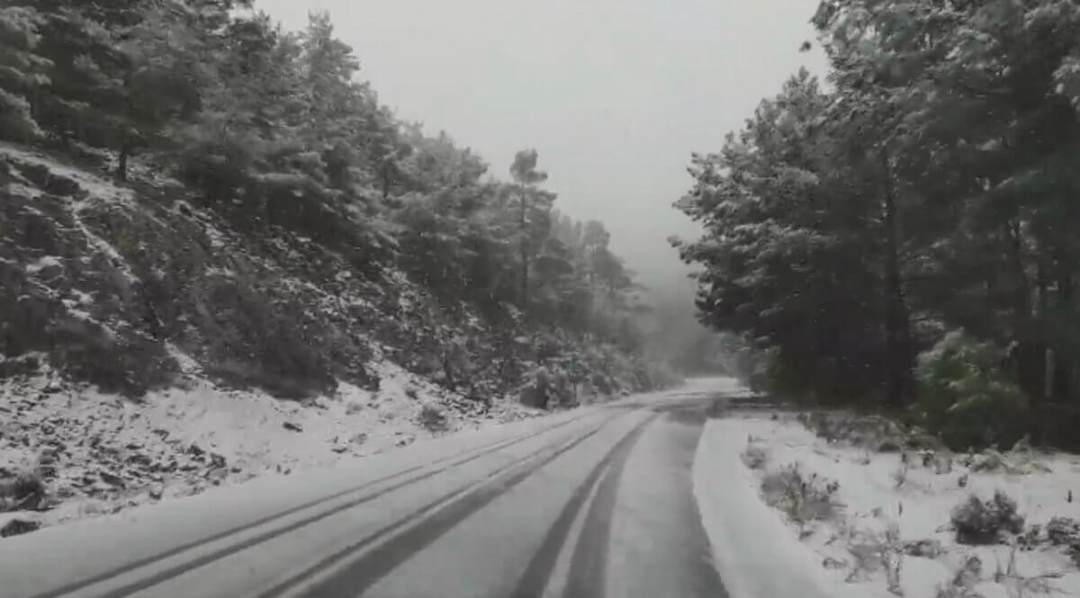 Καιρός: Χιόνια, τσουχτερό κρύο και δρόμοι παγίδες στη Λέσβο – Αυτή είναι η εικόνα στα ορεινά – video