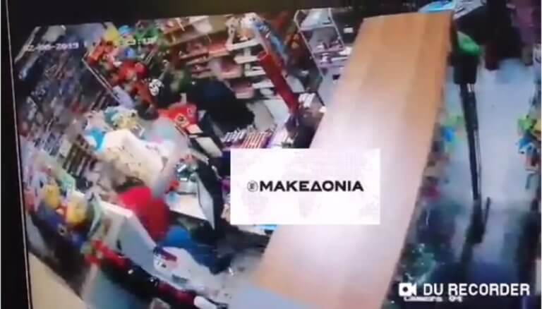 Θεσσαλονίκη: Πρώτα ληστεία, μετά… χειραψία! Η απίστευτη ατάκα του δράστη – video | Newsit.gr Θεσσαλονίκη: Πρώτα ληστεία, μετά… χειραψία! Η απίστευτη ατάκα του δράστη – video | Newsit.gr