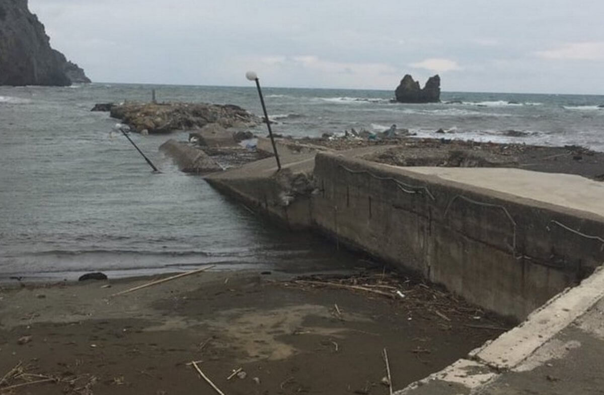 Εύβοια: Βομβαρδισμένο τοπίο το λιμάνι στο Μαντούδι – Το προβλεπόμενο έργο δεν έγινε ποτέ [pics]