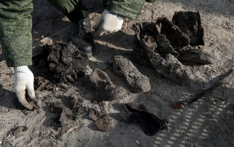 Βρέθηκε ομαδικός τάφος στη Συρία – «Οι περισσότεροι είναι αποκεφαλισμένοι»