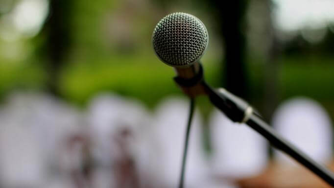 «Την πρώτη φορά που βγήκα στην σκηνή να τραγουδήσω, κόπηκε η φωνή μου»