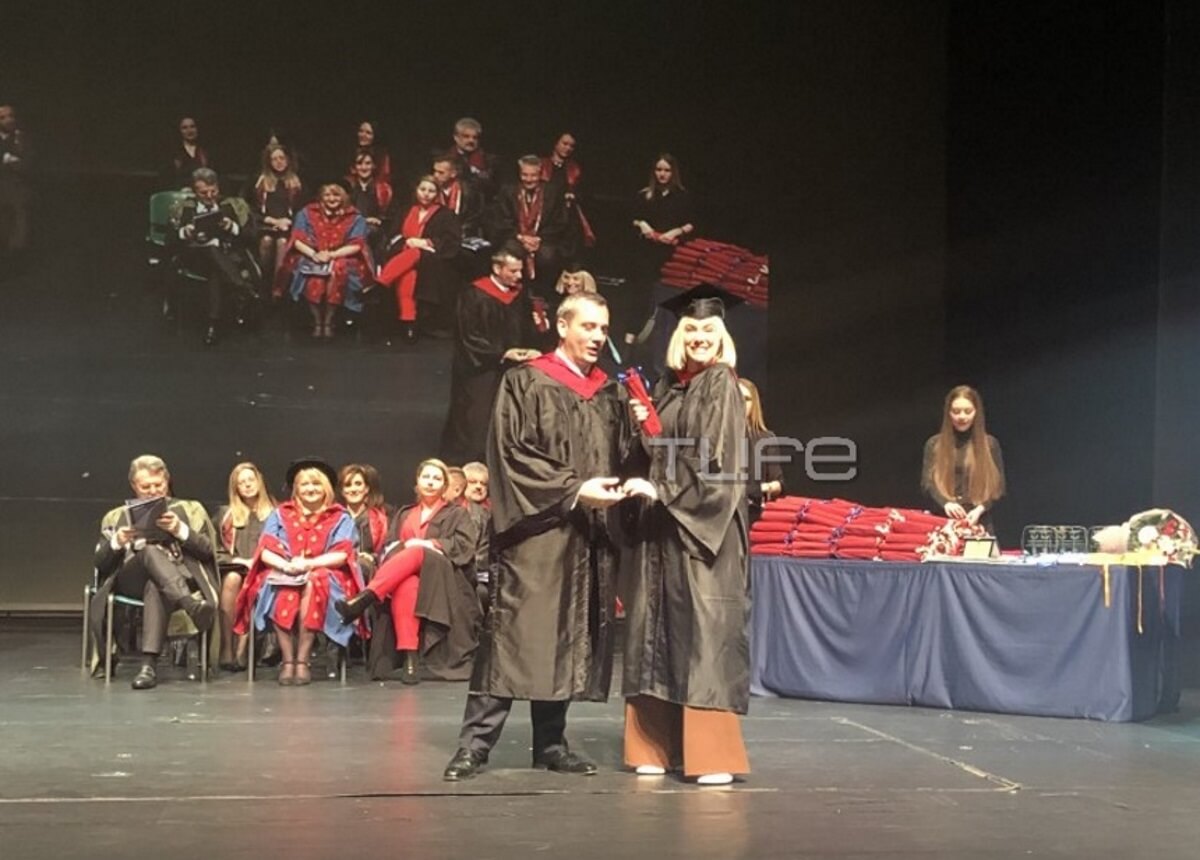 Λάουρα Νάργες: Με συγκίνηση και περηφάνεια παρέλαβε το μεταπτυχιακό της στο Marketing Management! [pics,video]