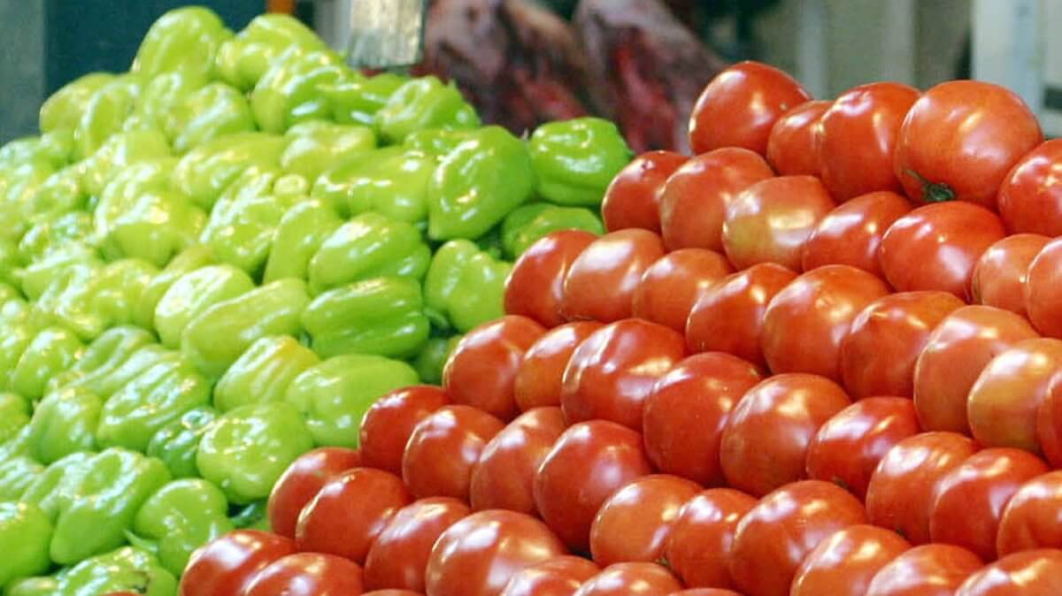 Δεσμεύθηκαν δυο τόνοι ακατάλληλες ντομάτες και πιπεριές στον Πειραιά