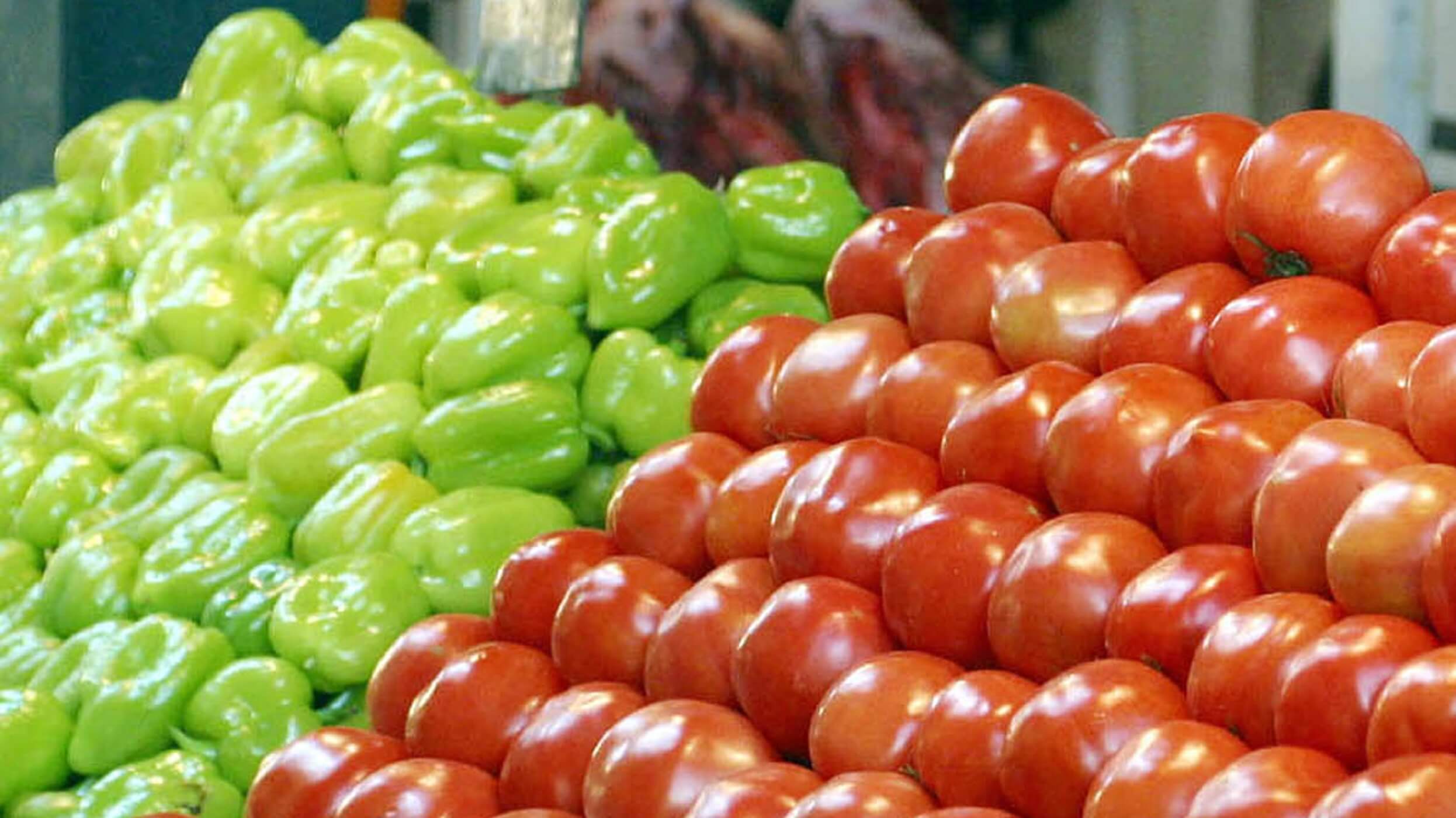 Δεσμεύθηκαν δυο τόνοι ακατάλληλες ντομάτες και πιπεριές στον Πειραιά