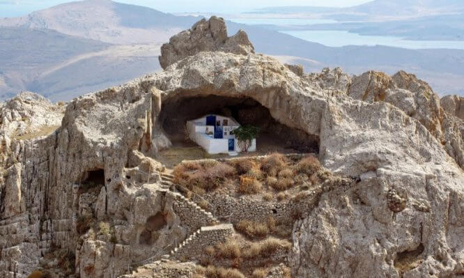 Η πιο περίεργη εκκλησία του κόσμου βρίσκεται σε ελληνικό νησί