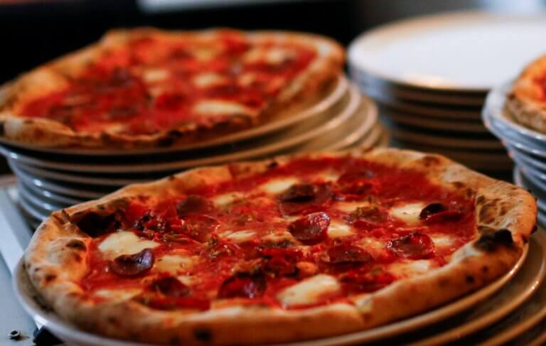 Απίστευτη διαφήμιση πιτσαρίας! "Στις 7 Ιουλίου έρχεται... πίτσα" - "Πάρτι" από σχόλια στο twitter