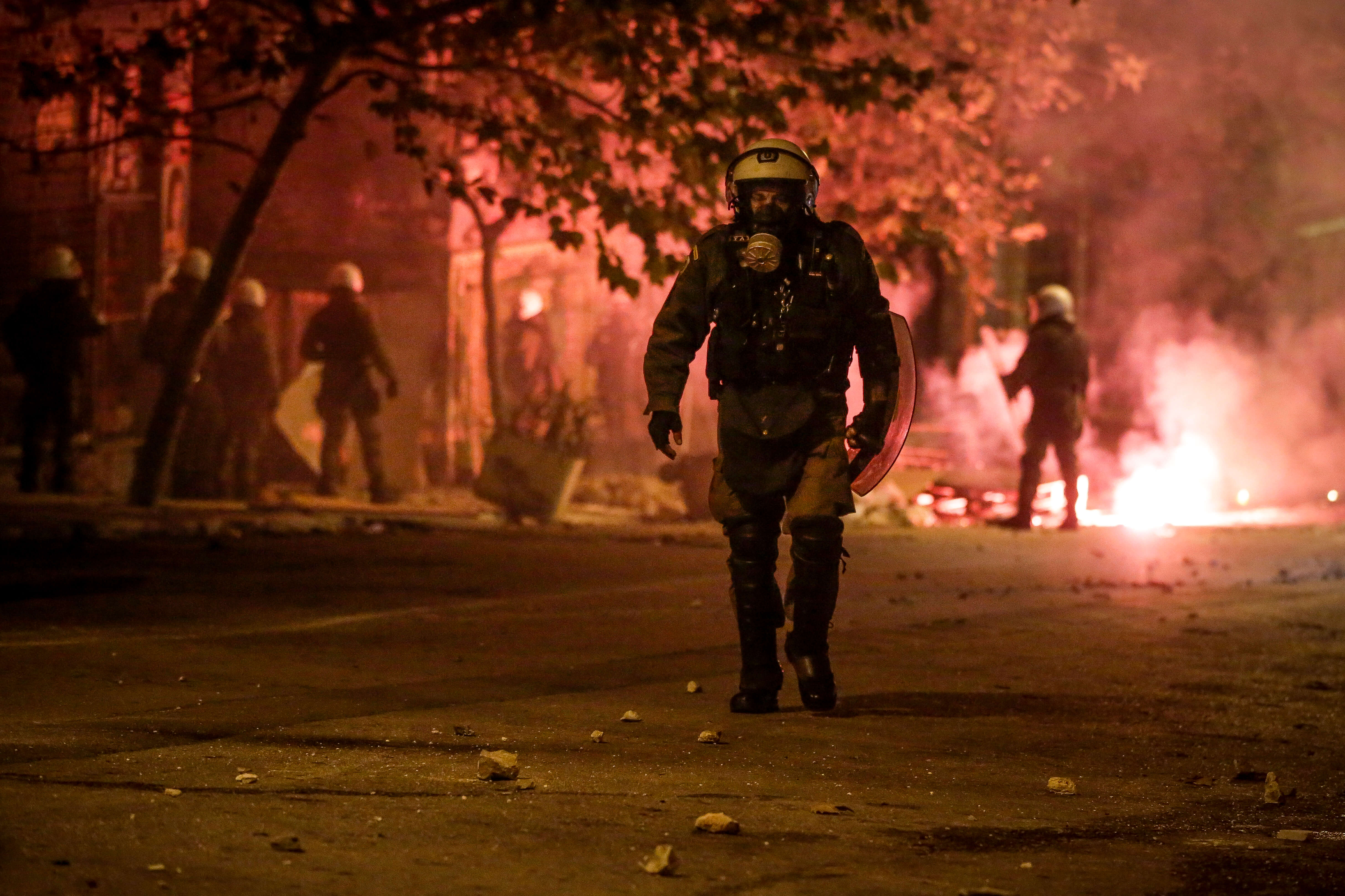 Διπλή επίθεση με μολότοφ στο Πολυτεχνείο – Έκλεισε η Πατησίων