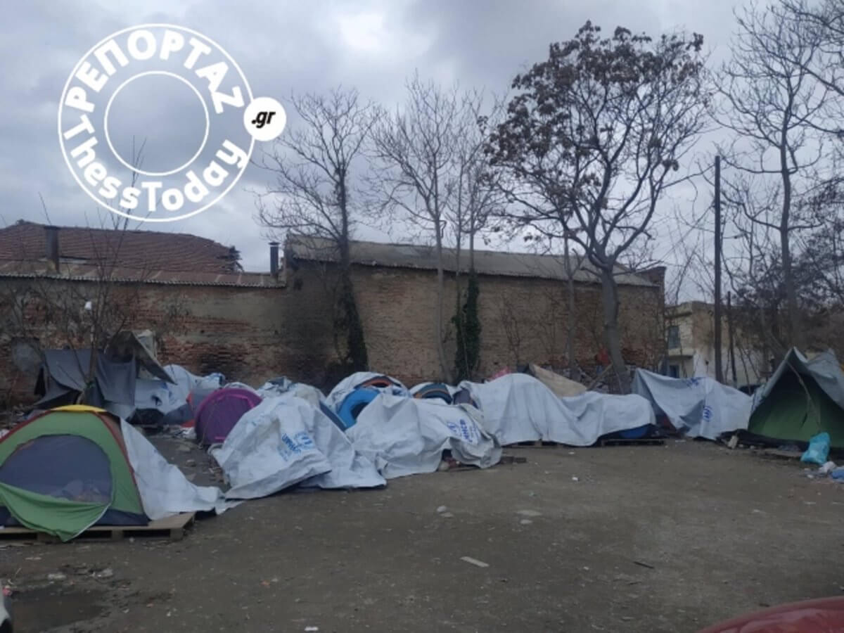Εικόνες θλίψης! Καταυλισμός προσφύγων στο κέντρο της Θεσσαλονίκης [pics]