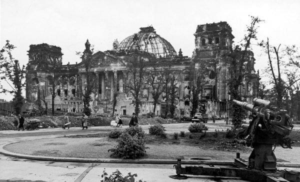 O αμφιλεγόμενος εμπρησμός του Ράιχσταγκ: Ο Χίτλερ και το ιστορικό “πέπλο μυστηρίου” [pics]