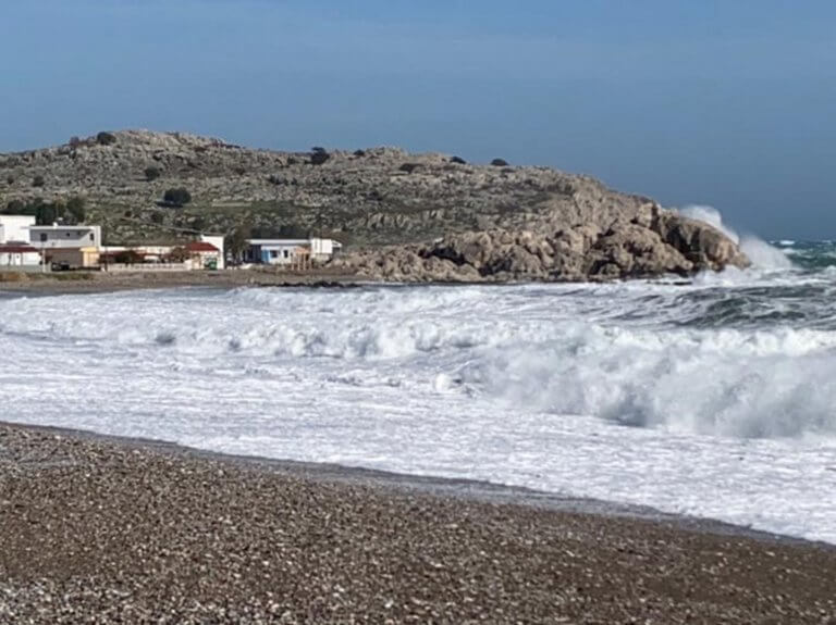 Ζημιές στη Ρόδο από τον μανιασμένο αέρα – video