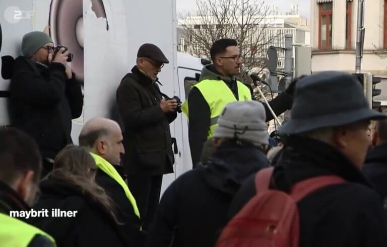 Κίτρινα γιλέκα: Η… γαλανόλευκη «ψυχή» τους είναι ο 26χρονος Γιάννης Σάκαρος | Newsit.gr Κίτρινα γιλέκα: Η… γαλανόλευκη «ψυχή» τους είναι ο 26χρονος Γιάννης Σάκαρος | Newsit.gr