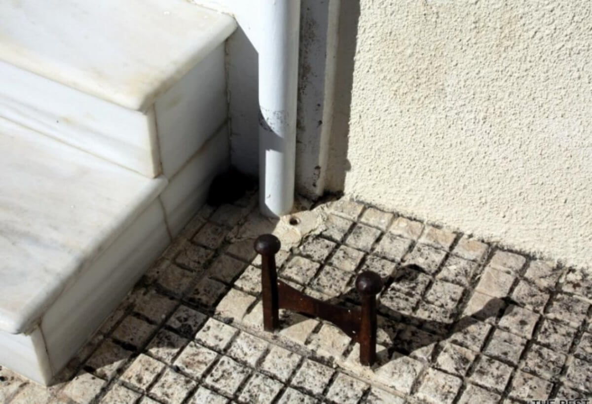 Πάτρα: Το «περίεργο» σίδερο στις εξώπορτες και η ιστορία που κρύβεται πίσω από αυτό