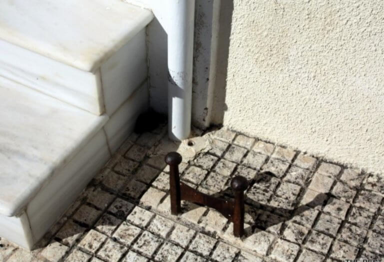 Πάτρα: Το «περίεργο» σίδερο στις εξώπορτες και η ιστορία που κρύβεται πίσω από αυτό | Newsit.gr Πάτρα: Το «περίεργο» σίδερο στις εξώπορτες και η ιστορία που κρύβεται πίσω από αυτό | Newsit.gr