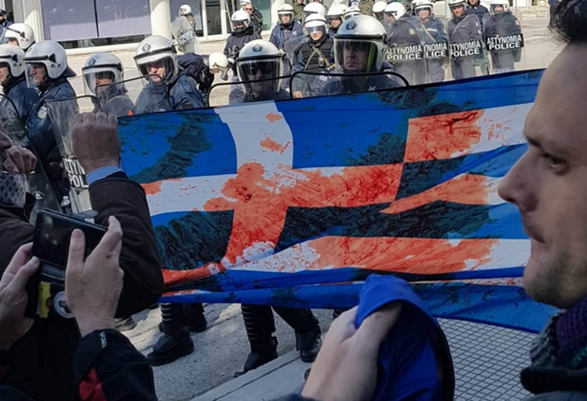Πτολεμαΐδα: Άγρια επεισόδια και αποδοκιμασίες σε Γεροβασίλη – Ένας τραυματίας [video]