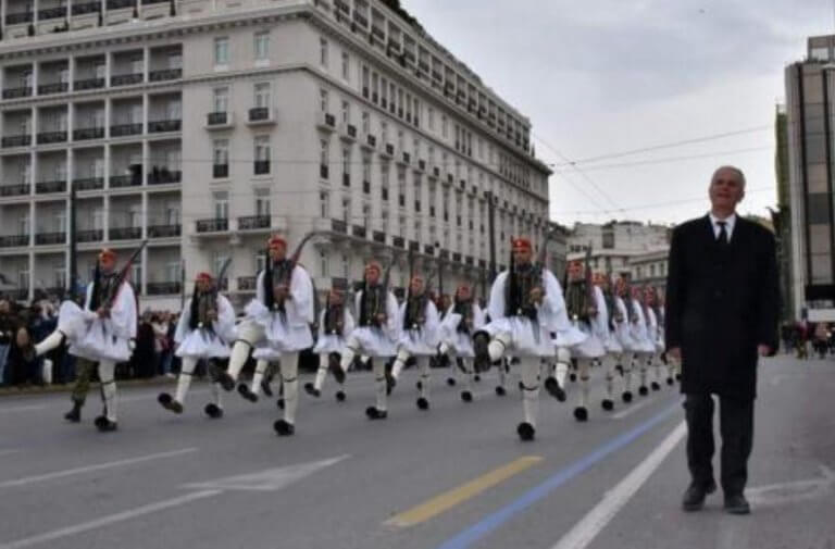 Ράγισαν καρδιές στην παρέλαση της Προεδρικής Φρουράς – Μπροστά από τους Εύζωνες ο πατέρας του Σπύρου Θωμά – video