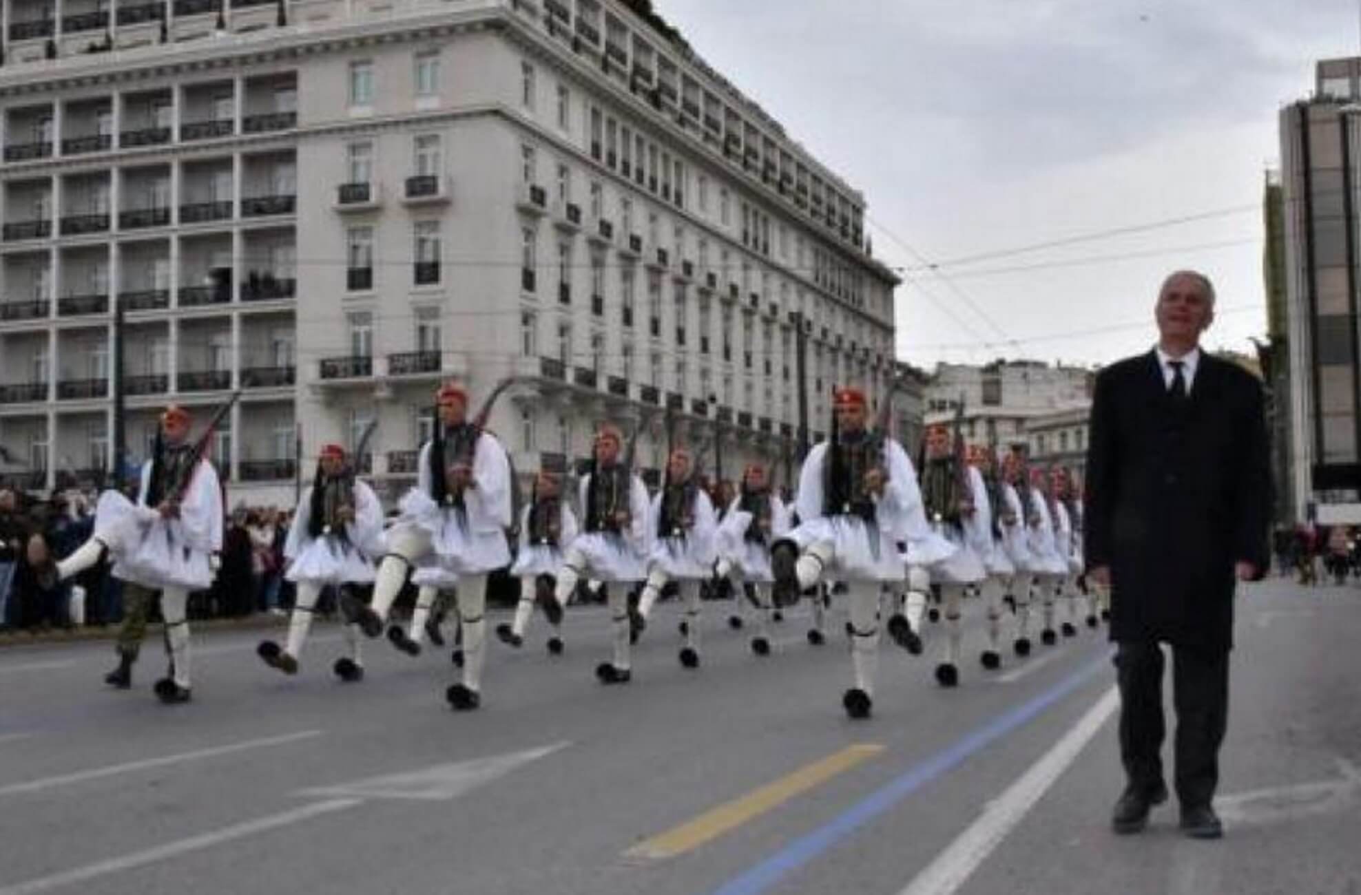 Ράγισαν καρδιές στην παρέλαση της Προεδρικής Φρουράς – Μπροστά από τους Εύζωνες ο πατέρας του Σπύρου Θωμά – video
