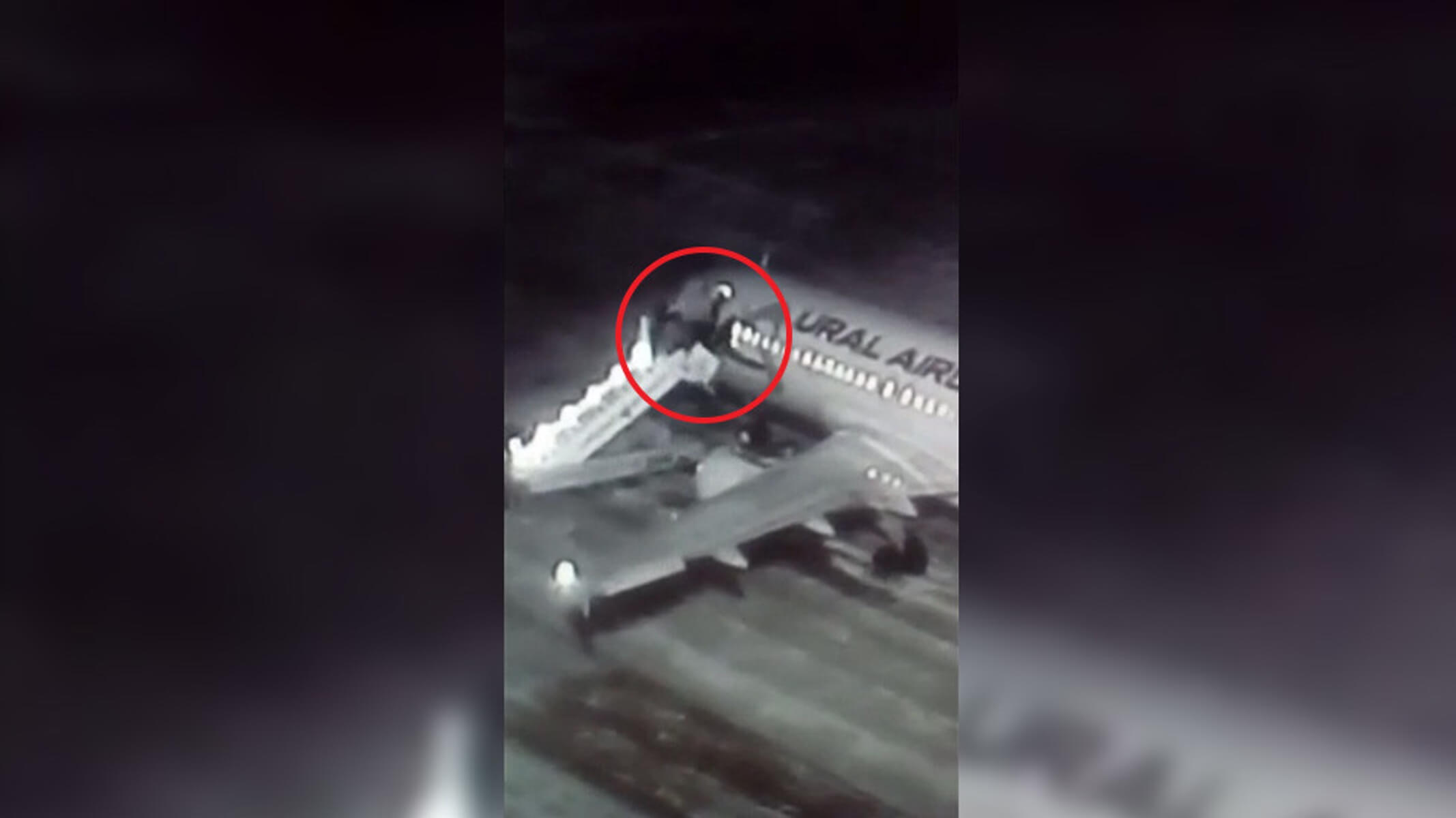 Κατέρρευσε η σκάλα επιβίβασης του αεροπλάνου και βρέθηκαν στο κενό! [video]