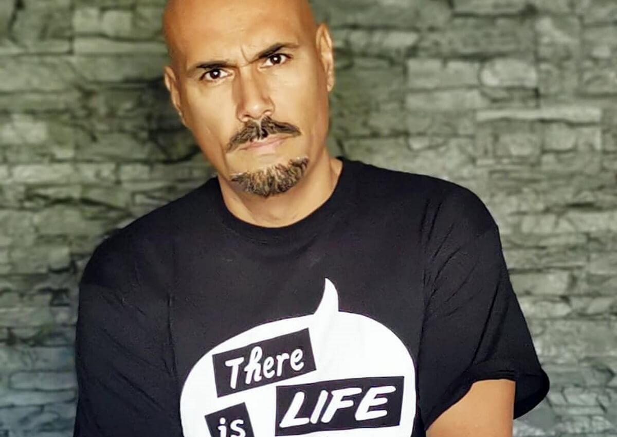 Δημήτρης Σκουλός: Ο αυτοσαρκασμός για τα «μαλλιά» του και η κυρία με τον τεράστιο κότσο! [pics]