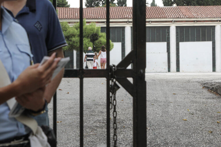 Χαλάνδρι: Τούρκοι δημοσιογράφοι προσήχθησαν έξω από σχολείο! | Newsit.gr Χαλάνδρι: Τούρκοι δημοσιογράφοι προσήχθησαν έξω από σχολείο! | Newsit.gr