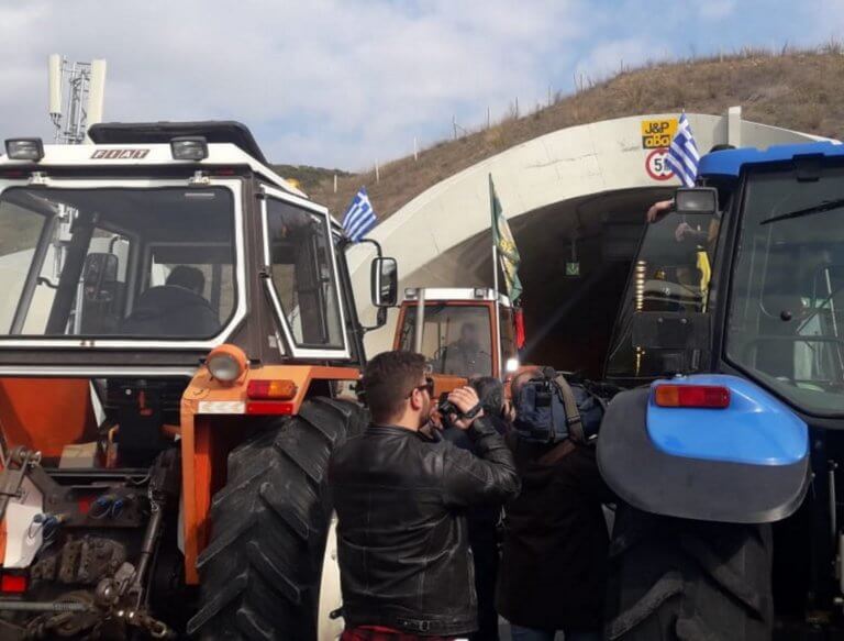 Στις σήραγγες των Τεμπών οι αγρότες – Απέκλεισαν το ένα ρεύμα της εθνικής οδού | Newsit.gr Στις σήραγγες των Τεμπών οι αγρότες – Απέκλεισαν το ένα ρεύμα της εθνικής οδού | Newsit.gr