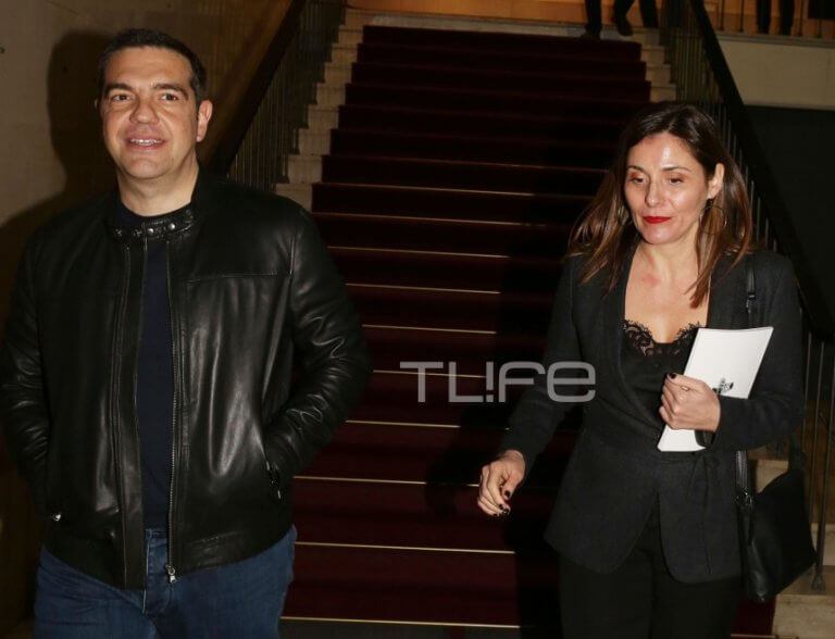 Μπέττυ Μπαζιάνα: Συνόδευσε τον Πρωθυπουργό στο θέατρο, με chic total black look! Φωτογραφίες | Newsit.gr Μπέττυ Μπαζιάνα: Συνόδευσε τον Πρωθυπουργό στο θέατρο, με chic total black look! Φωτογραφίες | Newsit.gr