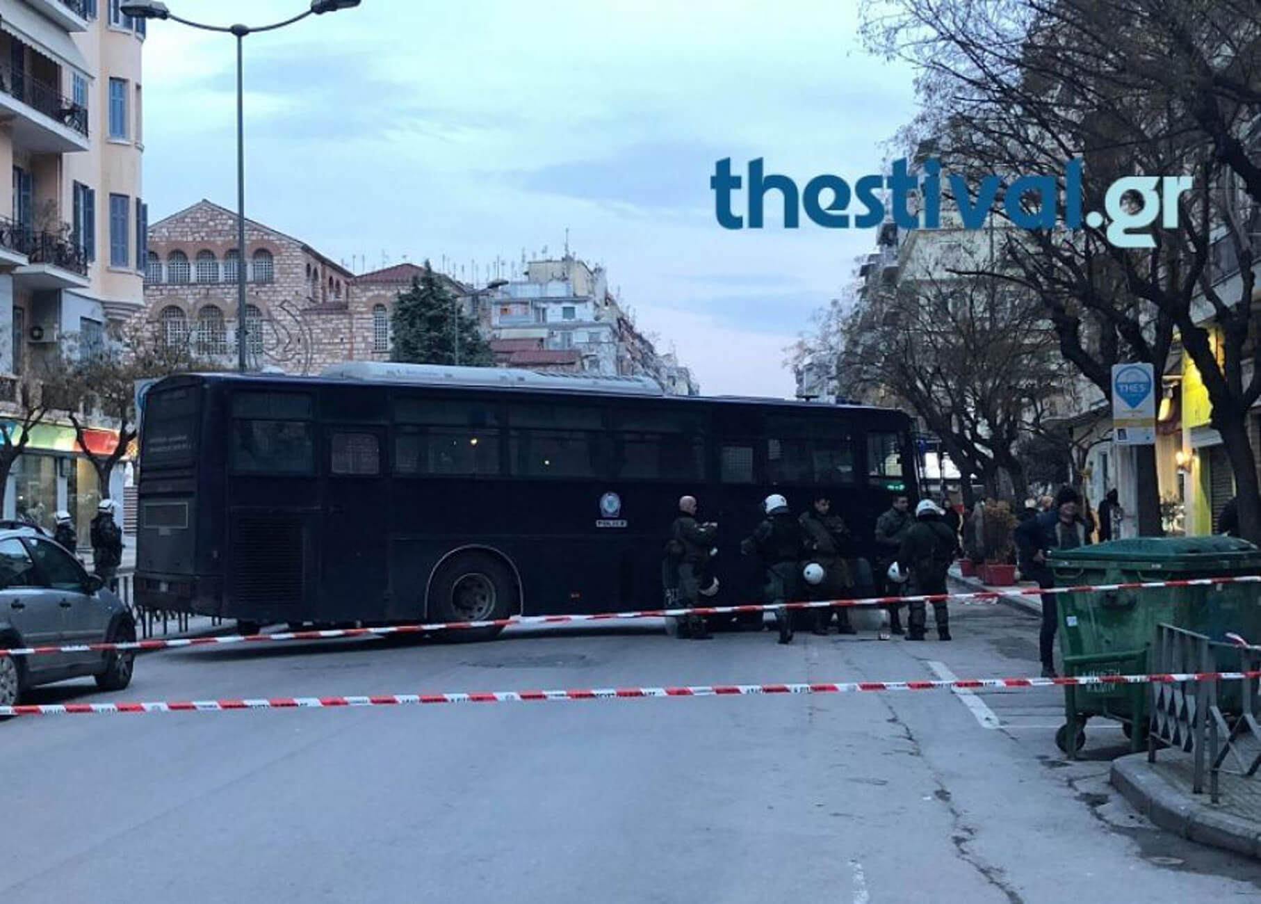 Θεσσαλονίκη: Συμπλοκή με… πυροσβεστήρες μεταξύ ΜΑΤ και αντιεξουσιαστών – Δύο συλλήψεις