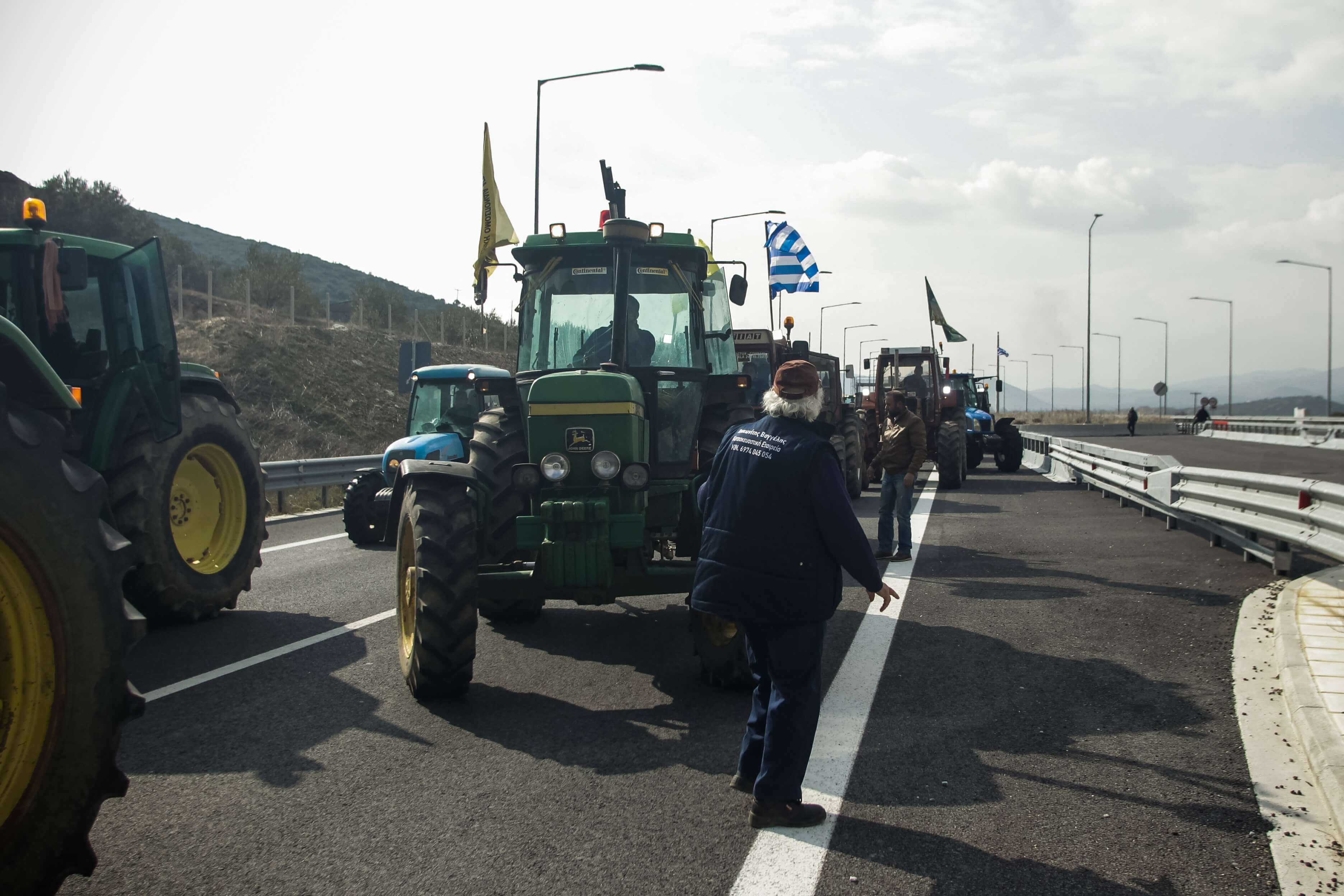 Μακεδονία: Αμετακίνητοι στα μπλόκα – Οι αγρότες απαιτούν και προειδοποιούν με τα τρακτέρ στις εθνικές οδούς!