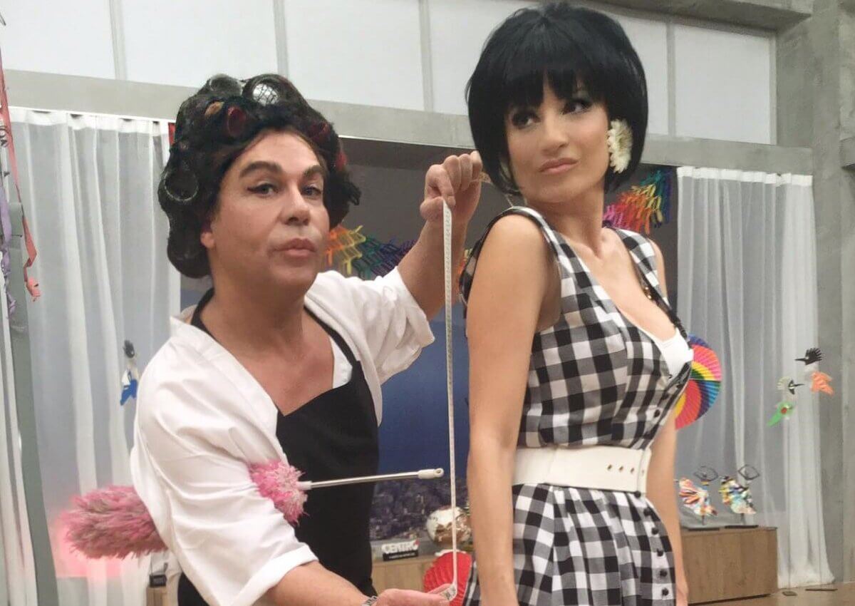 Τρύφωνας Σαμαράς: Με ψηλοτάκουνα και ρόλευ στα μαλλιά μεταμφιέστηκε σε Ρένα Βλαχοπούλου στο «Πρωινό»