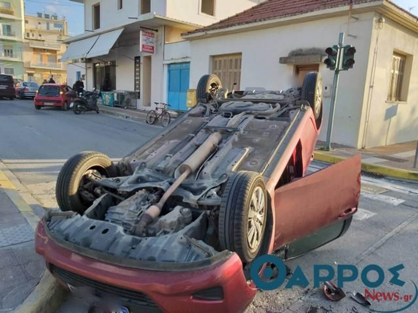Καλαμάτα: Τροχαίο με ανατροπή αυτοκινήτου μπροστά σε μικρούς μαθητές – Οι εικόνες στην είσοδο σχολείου [pics]