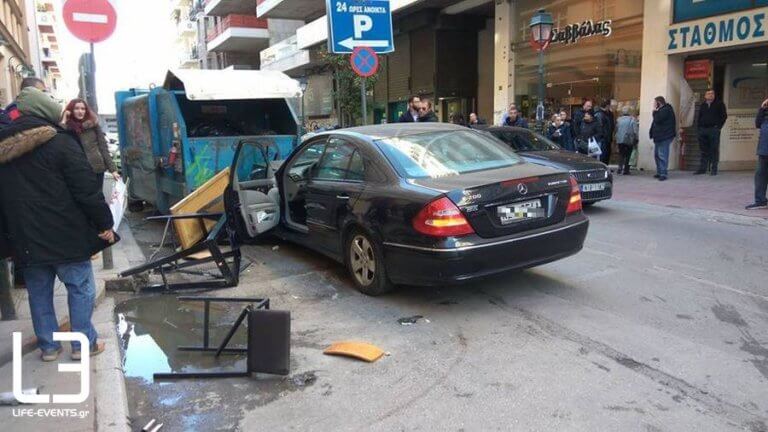 Θεσσαλονίκη: Αυτοκίνητο έπεσε πάνω σε πεζούς – Τρεις τραυματίες – video, pics | Newsit.gr Θεσσαλονίκη: Αυτοκίνητο έπεσε πάνω σε πεζούς – Τρεις τραυματίες – video, pics | Newsit.gr