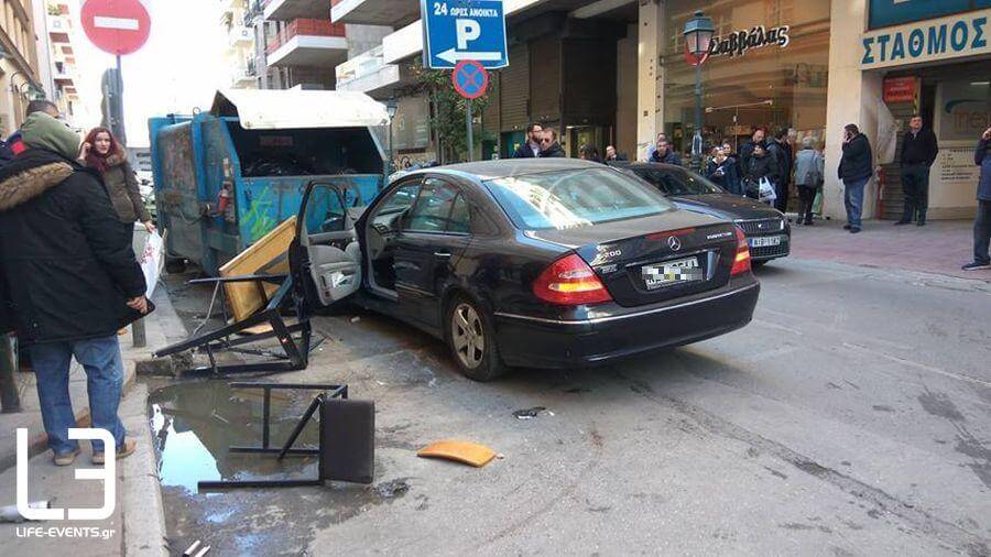 Θεσσαλονίκη: Αυτοκίνητο έπεσε πάνω σε πεζούς – Τρεις τραυματίες – video, pics